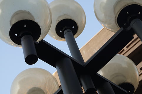 llums, arquitectura, resum, estructura, ciutat, Washington dc, vista d’angle baix, tecnologia, cel, cap gent, naturalesa, metall, dia, indústria, equips d’il·luminació, estructura construïda, a l'aire lliure, exterior de l'edifici, primer pla, equipament, seguretat, tub de tub, cel clar, ordre, Pol · lució, aliatge, acer, 4K, CC0, domini públic, lliure de regalies
