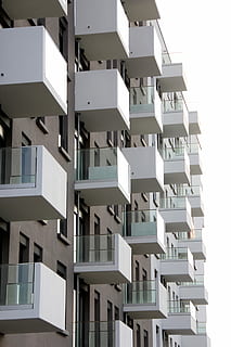 façana, finestra, perspectiva, en viu, estat real, arquitectura, edifici, Berlín, edifici residencial, Propietari de la vivenda, grup d'objectes, gran grup d'objectes, estructura construïda, exterior de l'edifici, apartament, barri residencial, dia, cap gent, vista d’angle baix, llum solar, ciutat, a l'aire lliure, en fila, Color blanc, naturalesa, casa, patró, repetició, cel, desenvolupament d’habitatges, 5K, CC0, domini públic, lliure de regalies