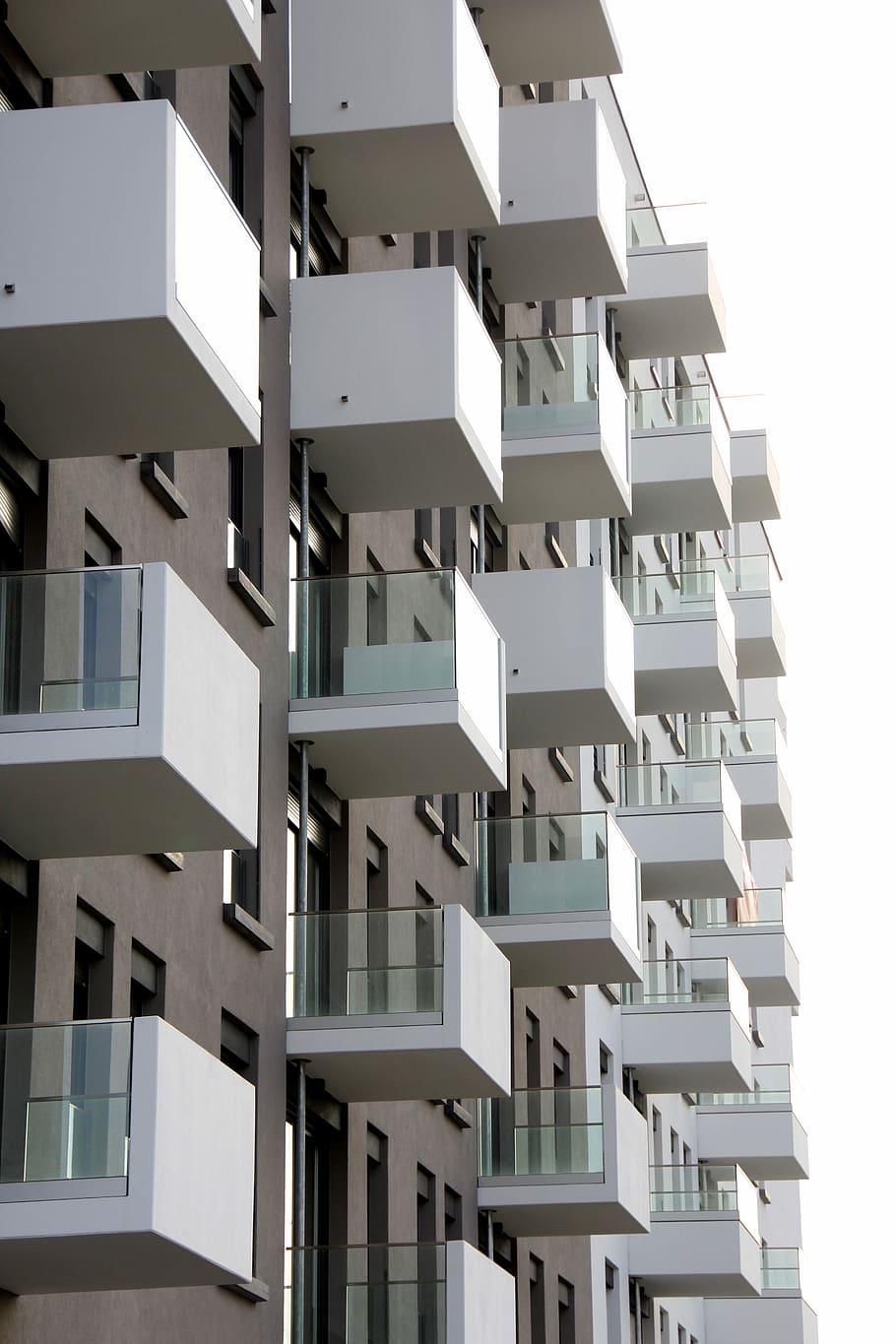 façana, finestra, perspectiva, en viu, estat real, arquitectura, edifici, Berlín, edifici residencial, Propietari de la vivenda, grup d'objectes, gran grup d'objectes, estructura construïda, exterior de l'edifici, apartament, barri residencial, dia, cap gent, vista d’angle baix, llum solar, ciutat, a l'aire lliure, en fila, Color blanc, naturalesa, casa, patró, repetició, cel, desenvolupament d’habitatges, 5K