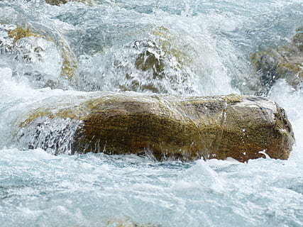 riu, pedra, aigua, fred, murmuri, rugit, salvatge, rierol de muntanya, bach, líquid, refresc, beure, bonic, romàntic, encantador, idíl·lic, naturalesa, mar, onada, esquitxades, a l'aire lliure, moviment, esport, surf, esport aquàtic, bellesa a la natura, rock, dia, rock - object, davant del mar, aigua que flueix, sòlid, terra, poder a la natura, que flueix, trencament, 4K, CC0, domini públic, lliure de regalies