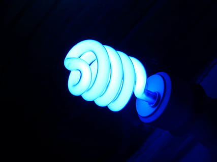 lampadina cfl, luce, blu, messa a fuoco, illuminazione, elettricità, lampada, luci, energia, basso consumo, sfondo nero, notte, spirale, attrezzatura per l'illuminazione, avvicinamento, illuminato, una persona, in casa, energia efficiente, parte del corpo umano, mano umana, lampadina ad alta efficienza energetica, mano, luce fluorescente, parte del corpo, luce - fenomeno naturale, raggiante, dito, lampada elettrica, 4K, CC0, dominio pubblico, privo di copyright