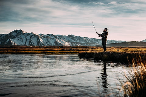 foto pemandangan, man memancing, sungai, pegunungan Alpen, pria, berdiri, tubuh, air, penangkapan ikan, danau, laki-laki, alam, satu orang, olahraga, memancing, di luar rumah, olahraga dan kebugaran, satu orang saja, orang-orang, pengejaran rekreasi, kedudukan, gunung, refleksi, langit, keindahan di alam, scenics - alam, awan - langit, pegunungan, orang sungguhan, kegiatan waktu luang, adegan non-urban, suhu dingin, gunung berselimut salju, 5K, CC0, domain publik, bebas royalti