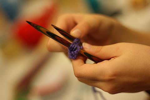 yarn, knitting, handmade, crochet, needle, holding, human hand, human body part, hand, close-up, one person, adult, women, focus on foreground, indoors, wool, craft, art and craft, skill, creativity, knitting needle, technology, selective focus, manicure, finger, 4K