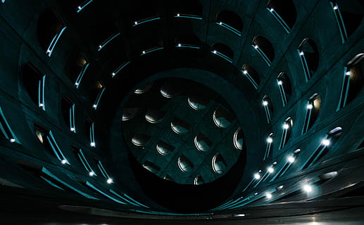 óptico, foto de ilusion, túnel, redondo, negro, hormigón, edificio, interior, luces, oscuro, reflexión, ligero, arquitectura, iluminado, estructura construida, nadie, ventana, forma, noche, adentro, equipo de iluminación, modelo, forma geometrica, vista de ángulo bajo, techo, circulo, moderno, diseño, azul, antecedentes, aleación, acero, 4K, CC0, dominio público, libre de derechos