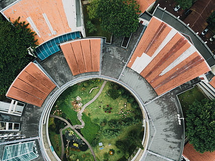 aéreo, foto, jardín redondo, edificio, vista aérea, marrón, hormigón, zumbido, desde arriba, hierba, parque, estructura construida, arquitectura, vista de alto ángulo, exterior del edificio, planta, día, naturaleza, árbol, nadie, ciudad, al aire libre, directamente arriba, transporte, crecimiento, forma, techo, Distrito residencial, calle, espiral, 4K, CC0, dominio público, libre de derechos