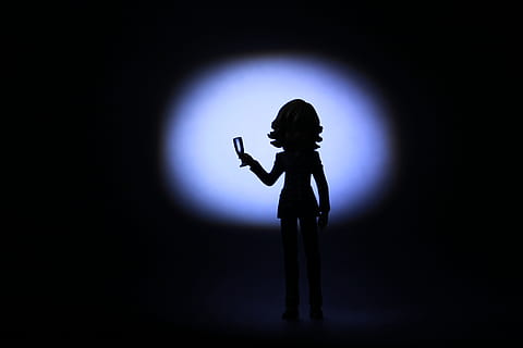 Toast, Getränk, Punktlicht, Silhouette, Performance, eine Person, drinnen, Musik-, Kunst, Kultur und Unterhaltung, Stehen, Studioaufnahme, Musiker, Scheinwerfer, Erwachsene, in voller Länge, Gestikulieren, schwarzer Hintergrund, Bühne - Aufführungsraum, dunkel, Singen, halten, beleuchtet, Bühne, 5K, CC0, gemeinfrei, lizenzfrei