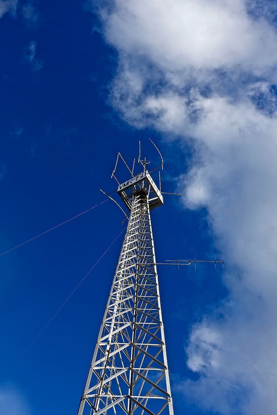 torre, comunicacions, sense fils, antena, difusió, satèl·lit, telecomunicacions, transmissor, senyal, repetidor, acer, microones, cel, vista d’angle baix, blau, núvol - cel, alta - alta, generació de combustible i energia, naturalesa, conservació del medi ambient, cap gent, arquitectura, tecnologia, energia eòlica, aerogenerador, turbina, estructura construïda, energia renovable, energia alternativa, dia, a l'aire lliure, medi ambient, 5K