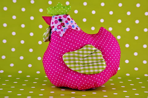 viola, bianca, pollo, felpa, giocattolo, Pasqua, tessuto, primavera, decorazione, buona Pasqua, auguri di Pasqua, gallina, colorato, a pois, modello, colore rosa, colore verde, direttamente sopra, macchiato, nessuno, in casa, multicolore, lunghezza intera, sfondo colorato, girato in studio, tessile, a forma di cuore, capi di abbigliamento, emozione, vista dall'alto, avvicinamento, scarpa, natura morta, motivo floreale, 5K, CC0, dominio pubblico, privo di copyright