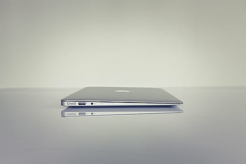 MacBook Air, wit, oppervlakte, laptop, appel, macbook, computer, browser, Onderzoek, studie, school-, bedrijf, werk, bureau, zilver, geen mensen, detailopname, binnenshuis, witte achtergrond, dag, kopie ruimte, technologie, studio opname, enkel object, communicatie, verbinding, grijs, stilleven, grijze achtergrond, Draadloze technologie, muur - bouwfunctie, reflectie, verlicht, tafel, auto, internet, 5K, CC0, publiek domein, royaltyvrij