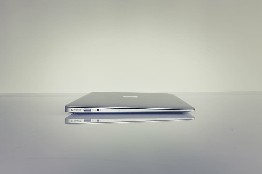 MacBook air, bílý, povrch, laptop, jablko, macbook, počítač, prohlížeče, výzkum, studie, škola, podnikání, práce, lavice, stříbrný, nikdo, detail, uvnitř, bílé pozadí, den, kopie prostor, technologie, studio shot, jeden objekt, sdělení, spojení, šedá, stálý život, šedé pozadí, bezdrátové technologie, nástěnný prvek, odraz, svítí, stůl, auto, Internet, 5K