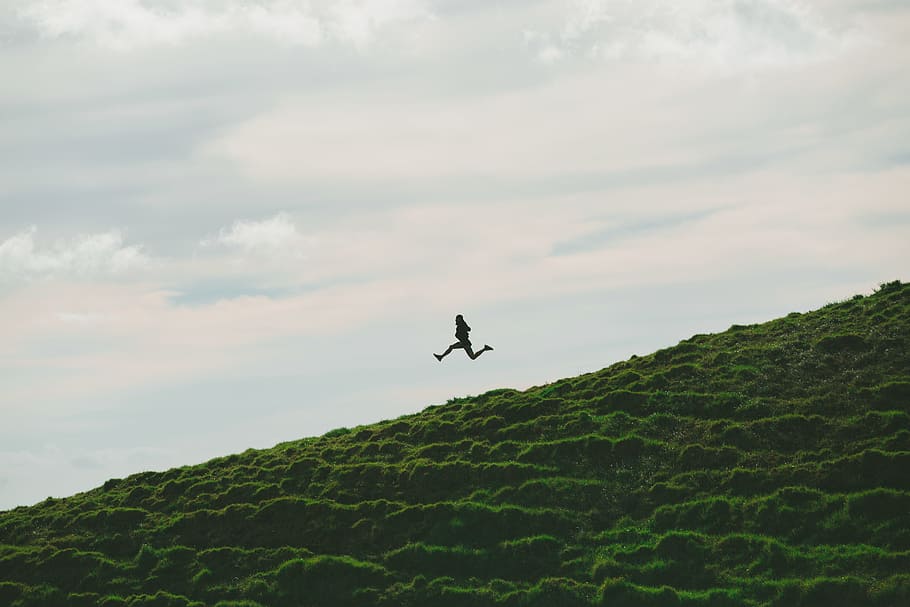 Person, Springen, Rasenplatz, wolkig, Himmel, tagsüber, Grün, Feld, Landschaft, Foto, Bäume, Wolke, Hügel, fliegend, Natur, draußen, wolke - himmel, Menschen, szenen, ein Tier, Tierthemen, Tiere in freier Wildbahn, Schönheit in der Natur, Szenen - Natur, grüne Farbe, Tag, Berg, ruhige Szene, Ruhe, echte Menschen, Pflanze, Tier, Tierwelt, in der Luft, 5K