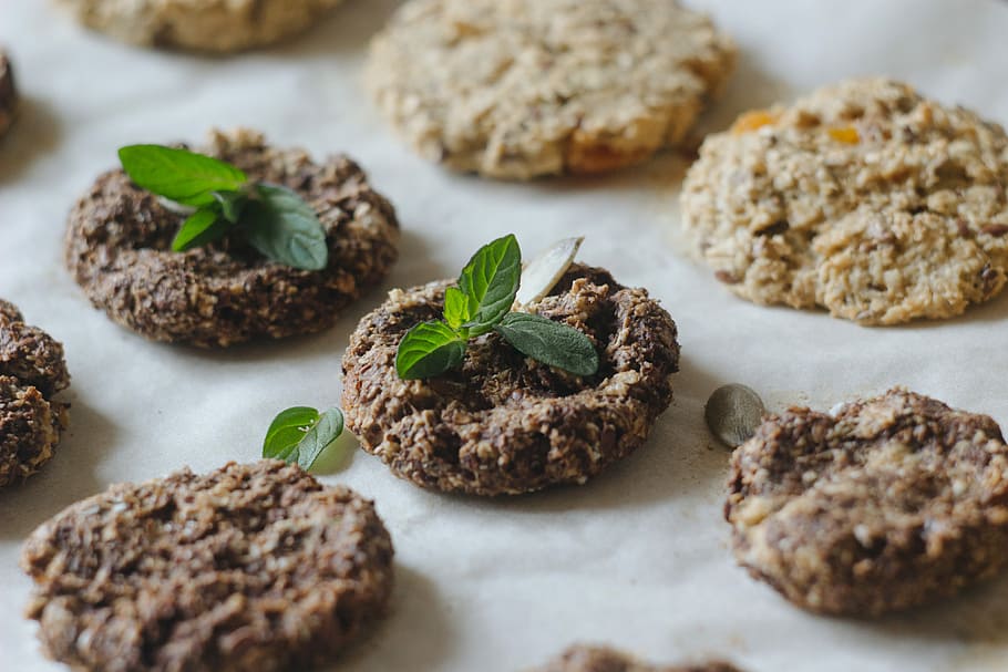 cookies, blanc, superfície, cookie, menta, cocció, orgànic, civada, nou, menjar, saludable, vegà, berenar, dolç, enfornar, Cuina, backe, menta verda, flacke, fotografia de menjar, menjar i beguda, frescor, al forn, casolà, herba, alimentació saludable, cap gent, primer pla, a l'interior, menjar dolç, aliments secs, benestar, pansa, fruita, marró, enfocament selectiu, pa, esmorzar, menjar vegetarià, farina de civada, 5K