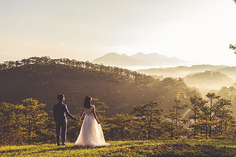 uomo, donna, detenzione, mani, foto di silhouette, sposo, sposa, verde, campo, montagna, nuvoloso, cieli, giorno, silhouette, foto, terreno edificabile, nozze, amore, sposato, donne, all'aperto, uomini, romanza, natura, persone, sposini, moglie, celebrazione, sorridente, adulto, marito, mazzo, felicità, solidarieta, coppia eterosessuale, due persone, estate, allegro, etnia caucasica, vestito da sposa, eventi della vita, emozione positiva, coppia - relazione, evento, giovane adulto, giovani donne, sole, 5K, CC0, dominio pubblico, privo di copyright