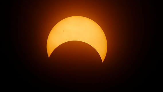 mitja lluna groga, eclipsi, sol, Eclipsi solar, groc, astronomia, espai, lluna, a l'aire lliure, cap gent, cel, il·luminat, bellesa a la natura, color taronja, nit, naturalesa, fenomen natural, brillant, color negre, posta de sol, educació, sol objecte, ciència, equips d’il·luminació, fons negre, llum elèctrica, espai i astronomia, 4K, CC0, domini públic, lliure de regalies
