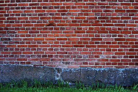 ceglane ściany, cegły, budowa, Ściana, czerwony, tekstura cegły, cegła, tła, ceglana ściana, wzór, funkcja budowy ścian, materiał, murarstwo, cement, architektura, zbudowana struktura, żadnych ludzi, dzień, trawa, na dworze, pełna ramka, na zewnątrz budynku, Natura, roślina, teksturowane, pole, solidny, 5K, CC0, domena publiczna, darmowe zdjęcia