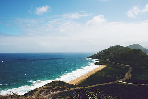 blanco, litoral verde azulado, junto a, negro, denso, bosque, azul, cielo, tiempo de día, aéreo, foto, montañas, cuerpo, agua, día, nubes, playa, arena, Oceano, olas, apuntalar, cerros, la carretera, sendero, tropical, mar, scenics, horizonte sobre el agua, belleza en la naturaleza, naturaleza, escena tranquila, al aire libre, paisajes - naturaleza, horizonte, tierra, tranquilidad, nube - cielo, idílico, nadie, escena no urbana, línea costera, rock, 4K, CC0, dominio público, libre de derechos