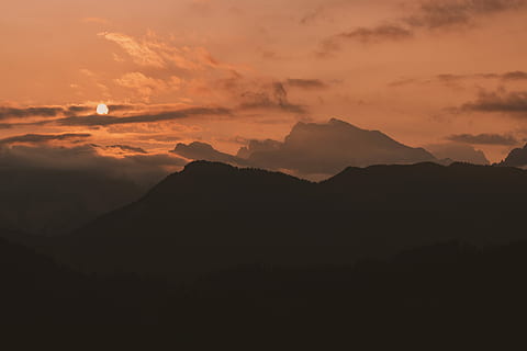 montanha durante o pôr do sol, silhueta da montanha, por do sol, montanha, nuvens, rochas, silhueta, natureza, floresta, nascer da lua, nascer do sol, moonset, lua, Dom, scenics - natureza, beleza na natureza, céu, cena tranquila, tranquilidade, nuvem - céu, cadeia de montanhas, idílico, meio Ambiente, cena não urbana, panorama, majestoso, ninguém, cor laranja, Geografia física, ao ar livre, Pico da montanha, 5K, CC0, domínio público, royalty free