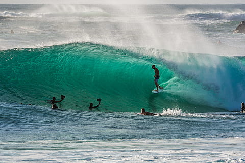 folk surfer, bølger, gruppe, legeme, vand, gruppe af mennesker, krop af vand, sport, hav, ekstrem sport, mennesker, surfing, bølge, handling, vandsport, udendørs, surf, sport og fitness, hastighed, herrer, sjovt, fritidsaktivitet, ferier, bevægelse, eventyr, rigtige mennesker, livsstil, skønhed i naturen, ferie, rejse, dygtighed, turkisfarvet, magt i naturen, 2K, CC0, offentligt domæne, royaltyfrie