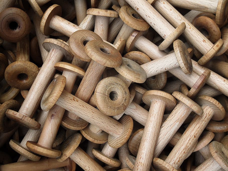 eines de fusta marró, eines, Rocchetti, fil, bobina, corda, cosir, cànem, estructura, fusta, marró, menjar i beguda, primer pla, gran grup d'objectes, fons, cap gent, material de fusta, marc complet, natura morta, menjar, abundància, patró, a l'interior, frescor, forma, disseny, textura, vista d’angle alt, Munt, canyella, enredat, entrellaçats, berenar, 4K