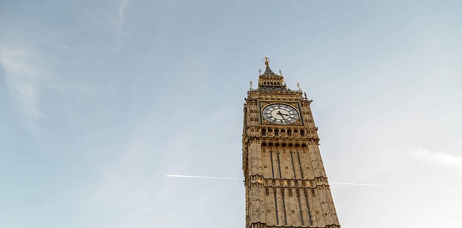 gran, ben, blau, cel, durant el dia, baix, fotografia d'angle, Londres, arquitectura, rellotge, big ben, Torre del Rellotge, architechture, referència, buscant, ruta de l'avió, pista de vapor, núvol, ornamentat, europa, temps, vacances europees, torre, exterior de l'edifici, estructura construïda, edifici, ciutat, destinacions de viatge, vista d’angle baix, viatjar, alta - alta, naturalesa, núvol - cel, turisme, dia, cap gent, govern, estil gòtic, fletxa, 5K