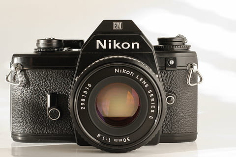 Fotoaparát, analogový, nikon, starý, film, vinobraní, bederní, studio, bílý, Pozadí, nostalgie, fotografie, starý fotoaparát, fotografování, retro, objektiv, zavřít, analogové kamery, fotoaparát - fotografické vybavení, zařízení, fotografická témata, jeden objekt, retro stylu, staromódní, objektiv - optický přístroj, technologie, fotografické vybavení, čočka - oko, Černá barva, nikdo, uvnitř, slr fotoaparát, vystříhnout, detail, text, muž, digitální fotoaparát, antický, 5K, CC0, veřejná doména, bez autorských práv