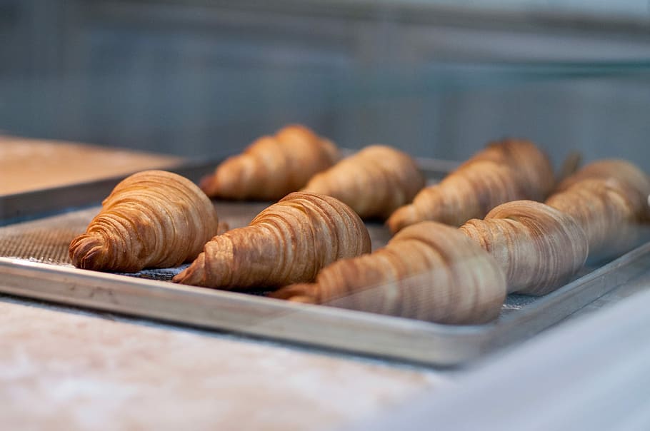 al forn, pa, safata de metall, metall, safata, menjar, fleca, gourmet, croissant, berenar, pastisseria, primer pla, menjar i beguda, a l'interior, frescor, cap gent, menjar francès, enfocament selectiu, botiga, natura morta, negocis, gran grup d'objectes, marró, establiment de menjar i begudes, negoci petit, preparar el menjar, esmorzar, menjar de carrer, 4K