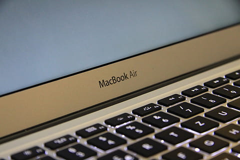 MacBook Air, Silber-, MacBook, Luft, Laptop, Apfel, Computer, Tastatur, Browser, Forschung, Studie, Schule, Geschäft, Arbeit, online, Technologie, Großunternehmen, Kommunikation, drinnen, keine Leute, Elektronik-Industrie, Nahansicht, Industrie, Computer Tastatur, Computerausrüstung, kabellose Technologie, Text, Verbindung, Internet, Taschenrechner, Nummer, selektiver Fokus, Finanzen, Computerteil, Computerschlüssel, Tastenfeld, 4K, CC0, gemeinfrei, lizenzfrei