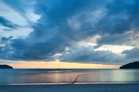 rauhoittaa, ruumis, vesi, pyöreitä pilviä, ranta, maisema, auringonlasku, juhlapäivät, meren-, luonto, rannikko, sininen, taivas, illalla, rannikko-, rauha, pilvi, ada, loma-, valtameri, tausta, pilvi - taivas, maisemat - luonto, kauneus luonnossa, tyyneys, meri, rauhallinen kohtaus, heijastus, idyllinen, ei ihmisiä, ei-kaupunkikuvia, dramaattinen taivas, horisontti, ulkona, 5K, CC0, public domain, rojaltivapaa