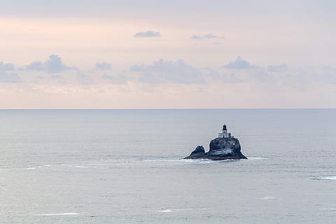 fyrtårn, midten, hav, vand, natur, kystlinje, ledestjerne, himmel, bølge, ingen mennesker, udendørs, militær, solnedgang, horisont over vand, horisont, skønhed i naturen, dyre temaer, dyr, scenics - natur, dyreliv, dyr i naturen, sky - himmel, ro, rolig scene, et dyr, pattedyr, marine, 2K, CC0, offentligt domæne, royaltyfrie