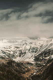 cordillera, cubierto, nieve, marrón, montaña, tiempo de día, nube, luz del sol, sombra, contraste, bosque, frío, primavera, árbol, paisaje, escénico, nube - cielo, paisajes - naturaleza, belleza en la naturaleza, cielo, ambiente, escena tranquila, temperatura fría, tranquilidad, invierno, escena no urbana, naturaleza, Montaña cubierta de nieve, nadie, día, idílico, al aire libre, pico de la montaña, 2K, CC0, dominio público, libre de derechos