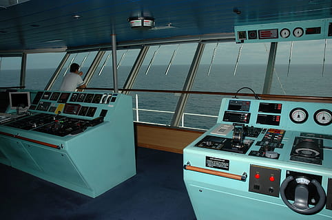 uomo, in piedi, finestra, nave, comando, ponte, Capitano, marino, mazzo di comando, oceano, navigazione, acqua, radar, crociera, attrezzatura, comandante, mare, nave nautica, mezzi di trasporto, nessuno, trasporto merci, spedizione, modo di trasporto, controllo, natura, aereo passeggeri, viaggio, vetro - materiale, orizzonte sull'acqua, mestiere, pannello di controllo, all'aperto, Nave passeggeri, nave da crociera, 2K, CC0, dominio pubblico, privo di copyright