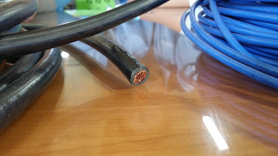primera línia, cable, cablejat, a l'interior, vista d’angle alt, terres de fusta dura, dia, primer pla, una persona, taula, metall, material de fusta, cap gent, centrar-se en primer pla, comunicació, fusta, enfocament selectiu, riquesa, moneda, eina, connexió, negocis, 4K