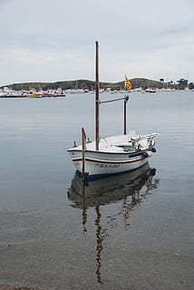 Barca, Reflexion, Wasser, Transport, Wasserfahrzeug, festgemacht, keine Leute, Transportmittel, Himmel, Ufergegend, Natur, Tag, wolke - himmel, Meer, die Architektur, draußen, Ruhe, gebaute Struktur, Schönheit in der Natur, ruhige Szene, Segelboot, verankert, Holzpfosten, Yacht, Fischerboot, 4K, CC0, gemeinfrei, lizenzfrei