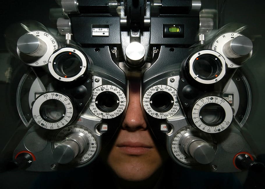 negre, gris, blanc, electrònica, dispositiu, ulleres, examen, optometria, visió, vista, metge, salut, atenció sanitària, òptica, optometrista, prova, equips de prova d'ulls, examen d'ulls, examen mèdic, un sol home, examinant, salut i medicina, només adults, experiència, tecnologia, una persona, retrat, a l'interior, primer pla, adult, equipament, tirada al cap, ull humà, vista frontal, part del cos humà, instrument de mesura, ull, 1080P