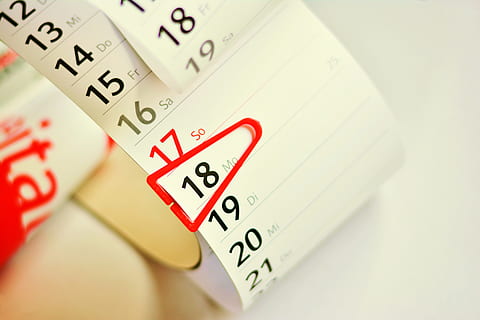 nota de calendari blanca, calendari, data, dates, planificació, desa a la llista, nota, nombre, calendari de tires, paper, negocis, servei, servei d'atenció al client, treballar, no us oblideu, memòria, relaxació, grup d'objectes, cap gent, jocs d’oci, cultura i entreteniment artístic, primer pla, a l'interior, activitat d'oci, tir de l'estudi, recordatori, vermell, estils de vida, tres objectes, text, oportunitat, joc, grup, 5K, CC0, domini públic, lliure de regalies