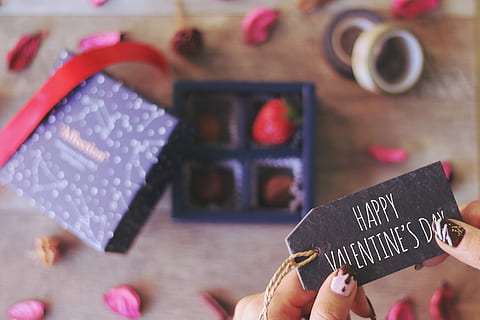 person, bedrift, lykkelig, valentinsdag, dag printkort, Valentins Dag, Print, kort, gave, fest, træ - materiale, jul, dekoration, kærlighed, ferie, kasse - container, rød, menneskelig hånd, menneskelig kropsdel, voksen, mennesker, en person, hånd, indendørs, meddelelse, tekst, fokus på forgrunden, kropsdel, tæt på, Kvinder, rigtige mennesker, livsstil, uigenkendelig person, aktivitet, høj vinkel visning, mad og drikke, finger, 1080P, CC0, offentligt domæne, royaltyfrie