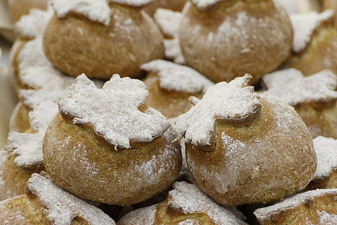 brød, specielt brød, Bagværk, rulle, kulhydrater, rustik, drue høste festival, vinstokke blade, appetitvækkende, appetit, mad, ernæring, bage, snack, mel, basisfødevarer, håndværk, bage brød, dagligt brød, selberbacken, crusty, korn, hvede, bagt, morgenmad, lækker, hvedebrød, spise, mad og drikke, sødt mad, friskhed, cookie, tæt på, ingen mennesker, sukker, fokus på forgrunden, flormelis, overbærenhed, indendørs, fest, jul, stilleben, klar til at spise, sød, ferie, stor gruppe af objekter, fristelse, 1080P, CC0, offentligt domæne, royaltyfrie
