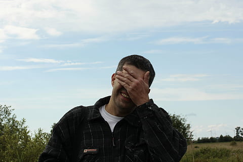 Mann, Abdeckung, Gesicht, peinlich, verlegen, erschrocken, Blitz des Genies, ahaefekt, eine Person, Vorderansicht, Himmel, echte Menschen, wolke - himmel, Lebensstile, Männer, Tag, Porträt, Kopfschuss, Freizeitbeschäftigung, Natur, Männer mittleren Alters, reife Männer, Hand, Legere Kleidung, Erwachsene, verdecktes Gesicht, menschliches Gesicht, Hände, die die Augen bedecken, 5K, CC0, gemeinfrei, lizenzfrei