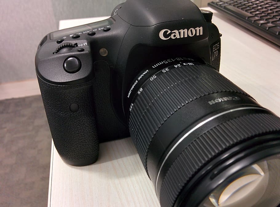 càmera digital, cànon, dslr, càmera, canon eos 7d, digital, canon eos, eos 7d, 7d, lent, fotografiar, color negre, temes de fotografia, cap gent, tecnologia, càmera - equip fotogràfic, els mitjans de comunicació, primer pla, a l'interior, equipament, lent - instrument òptic, comunicació, ordinador, taula, control, modern, cultura i entreteniment artístic, natura morta, seguretat, sol objecte, indústria, vigilància, polsador, equipament elèctric, vídeo, 2K
