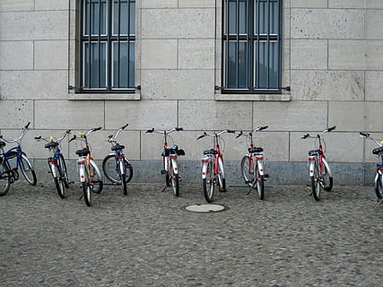 geassorteerd, stadsfietsen, wit, muur, stad, fietsen, witte muur, fiets, straat, stedelijke scène, buitenshuis, vervoer, stadsleven, mensen, kleurenbeeld, wielersport, wijze van transport, buitenkant van het gebouw, venster, groep mensen, architectuur, dag, landvoertuig, ingebouwde structuur, gebouw, stationair, echte mensen, sport, mannen, groep, 4K, CC0, publiek domein, royaltyvrij