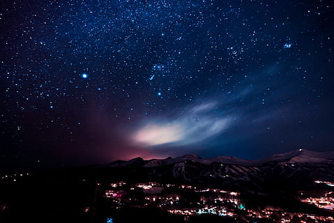 fotografie, aurora sky, město, noční dobu, noc, hvězda, světlo, obydlí, Jasný, hvězda - prostor, nebe, astronomie, prostor, hora, scenics - příroda, krása v přírodě, Příroda, svítí, nikdo, galaxie, klidné scény, pohoří, klid, krajina, životní prostředí, architektura, venku, mléčná dráha, panoráma města, temný, zasněžené hory, 4K, CC0, veřejná doména, bez autorských práv
