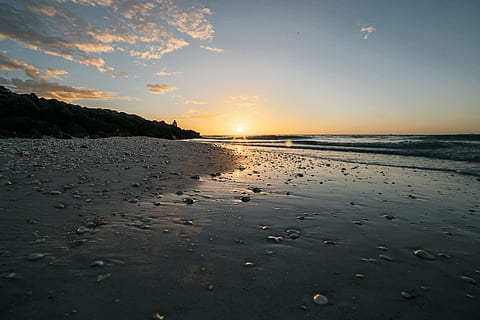 mer, Aube, paysage, la nature, plage, des nuages, Montagne, océan, en plein air, reflets, le sable, paysage marin, rivage, rive, ciel, des pierres, Soleil, le coucher du soleil, eau, vagues, paysages - nature, beauté dans la nature, scène tranquille, tranquillité, nuage - ciel, terre, horizon, horizon au-dessus de l'eau, idyllique, personne, couleur orange, réflexion, marée basse, 5K, CC0, domaine public, libre de droits