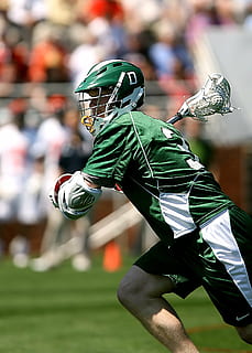 Lacrosse, Spieler, Attacke, Stock, Sport, Helm, spielen, männlich, Spiel, Handschuhe, Mannschaft, Hochschule, Athlet, lax, draußen, Jersey, amerikanisch, Schule, Aktion, eine Person, Fokus auf den Vordergrund, Kleidung, Bewegung, grüne Farbe, Stadion, zufällige Menschen, Wettbewerb, Sportuniform, Sportausrüstung, Sportler, echte Menschen, junger Erwachsener, Kopfbedeckungen, Anstrengung, Teenager, 1080P, CC0, gemeinfrei, lizenzfrei