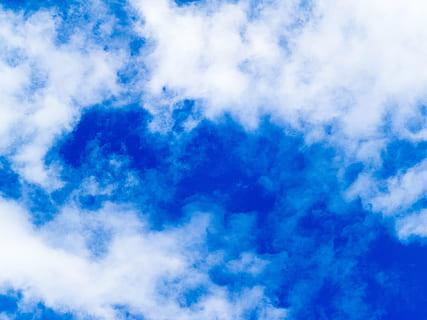 cel, núvols, blau, blanc, formen núvols, núvol - cel, cloudscape, Color blanc, fons, atmosfera, bellesa a la natura, naturalesa, escenics - natura, medi ambient, vista d’angle baix, cap gent, cel dramàtic, vent, cel malhumorat, núvol, llum - fenomen natural, brillant, a l'aire lliure, meteorologia, netejar, resum, clima, 4K, CC0, domini públic, lliure de regalies