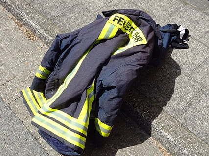 ild, brug, jakke, brandmand jakke, ulykke, mærke, alarm, stor brug, beskyttelsesjakke, reflektorstriber, gade, fysisk skade, høj vinkel visning, sikkerhed, dag, tøj, sollys, mennesker, by, reflekterende tøj, skygge, beskyttelse, vej, sti, herrer, arbejder, udendørs, tekst, regering, 2K, CC0, offentligt domæne, royaltyfrie