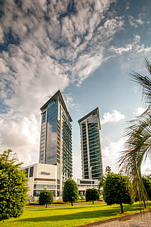 budova, struktura, architektura, mrakodrap, mraky, mrak, nebe, modrý, zelená, strom, složení, design, město, batumi, Gruzie, mrak - nebe, exteriér budovy, stavba, rostlina, Příroda, tráva, den, nízký úhel pohledu, kancelářská budova exteriér, moderní, nikdo, zelená barva, krajina, rezidenční čtvrti, venku, 4K, CC0, veřejná doména, bez autorských práv
