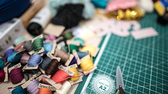 mucchio di fili, rotoli di filo, taglio, tavola, filo, cotone, mestiere, forbici, bobina, multicolore, scelta, grande gruppo di oggetti, in casa, variazione, nessuno, avvicinamento, tessile, messa a fuoco selettiva, arte e artigianato, Materiale, concentrarsi sulle conoscenze acquisite, abbondanza, creatività, vista dall'alto, Al dettaglio, attività commerciale, 8K, CC0, dominio pubblico, privo di copyright