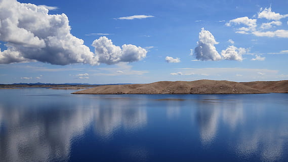Berg, Karosserie, Wasser, Weiß, Wolken, tagsüber, Spiegel, Reflexion, die Küste, Himmel, tolle, Sommer-, Natur, Landschaft, Meer, Aussicht, Ansichtskarte, Blau, Berge, Tourismus, sonnig, Insel, pag, Kroatien, wolke - himmel, Szenen - Natur, ruhige Szene, Ruhe, Schönheit in der Natur, Ufergegend, keine Leute, Nicht-städtische Szene, Tag, idyllisch, draußen, Umgebung, 4K, CC0, gemeinfrei, lizenzfrei