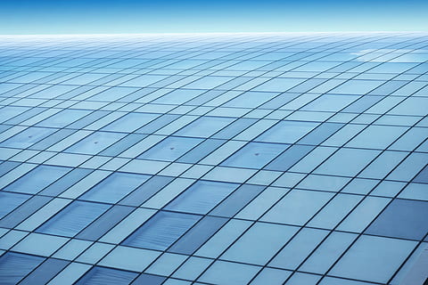 rejilla gris, intitulado, ilustración, ventana, arquitectura, vaso, reflexión, estructura, azul, resumen, modelo, antecedentes, negocio, material de vidrio, edificio de oficinas, nadie, futurista, industria de construccion, estructura construida, fotograma completo, moderno, cielo, ciudad, edificio de oficinas exterior, naturaleza, a rayas, día, exterior del edificio, vista de ángulo bajo, forma, forma geometrica, al aire libre, rascacielos, 4K, CC0, dominio público, libre de derechos