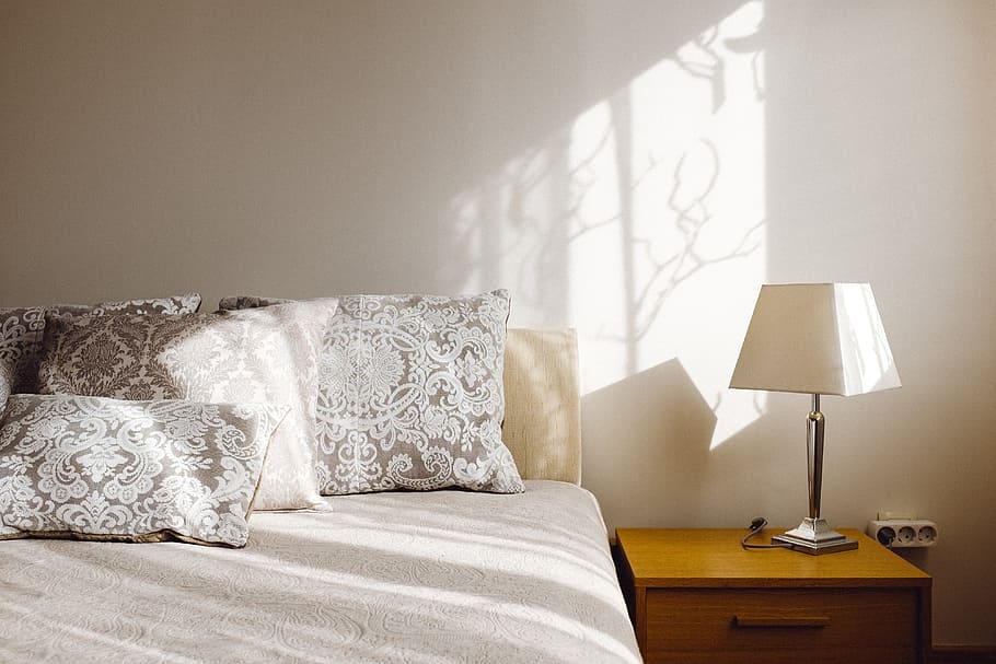 soveværelse, Andet, seng, indendørs, hjemlige værelse, ingen mennesker, elektrisk lampe, pude, komfortabel, møbel, hjem interiør, lejlighed, moderne, Hotel, indretning, luksus, vindue, hotelværelse, arkitektur og bygninger, livsstil, arkitektur, elegance, natbord, belysningsudstyr, home showcase interiør, hjem, hyggelig, fyldt, hvid farve, rigdom, sidebord, 4K